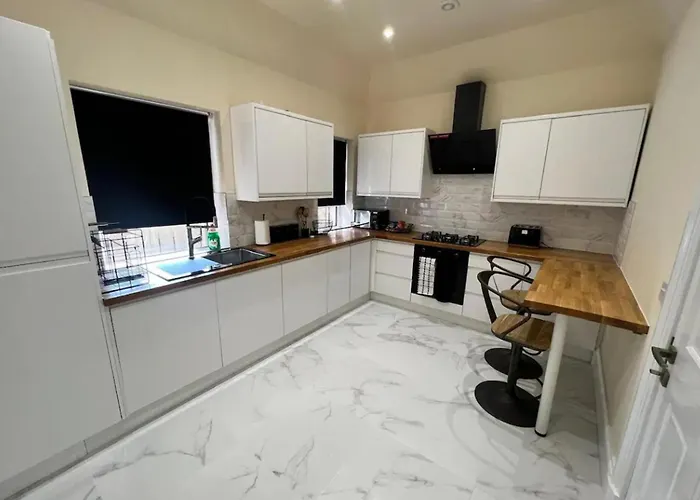 3 Bed - Sleeps 7 - Free Parking - Location *