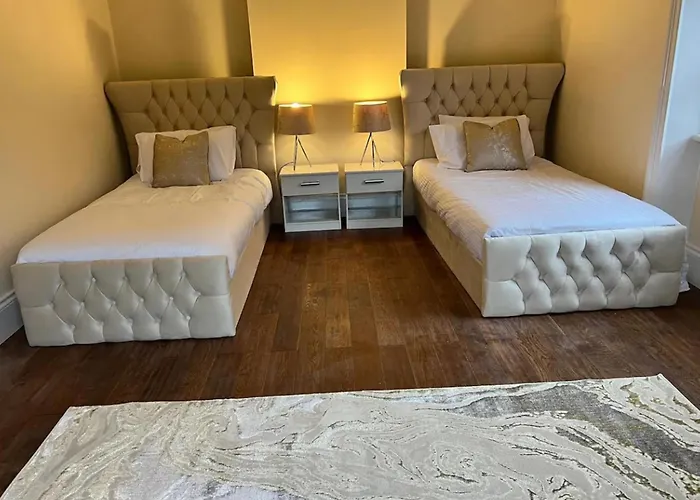 3 Bed - Sleeps 7 - Free Parking - Location