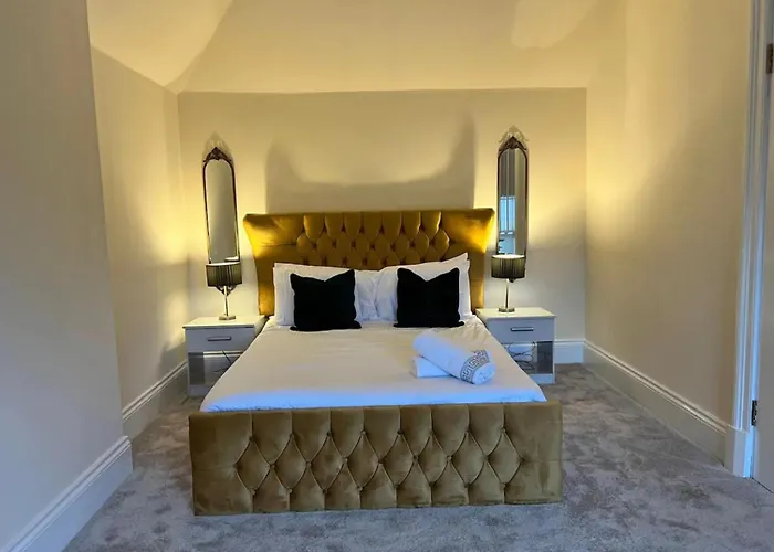 3 Bed - Sleeps 7 - Free Parking - Location בית נופש *