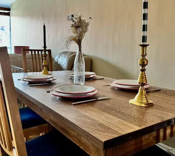 Апартаменты Two Bedroom Maisonette In The Heart Of The West End