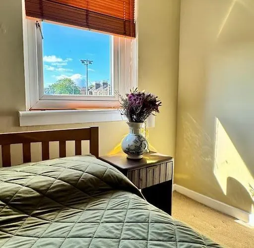 Апартаменты Two Bedroom Maisonette In The Heart Of The West End