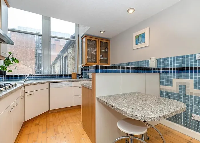 Bright And Duplex In Centre *