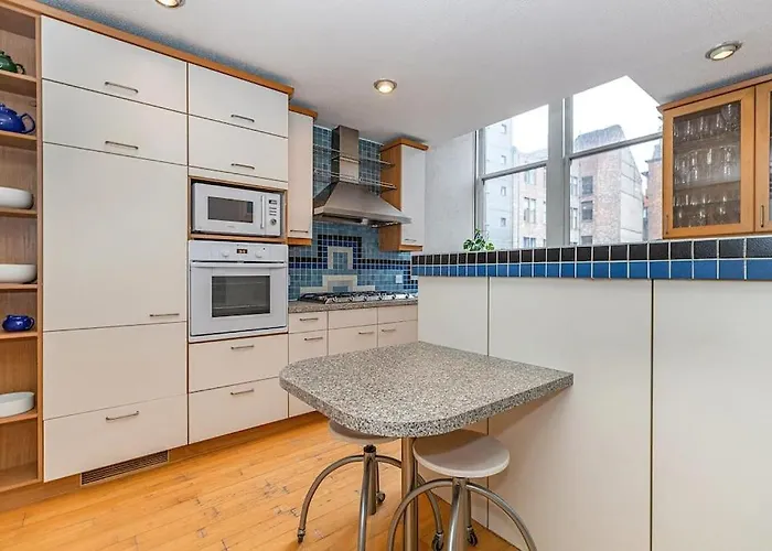 Bright And Duplex In Centre *