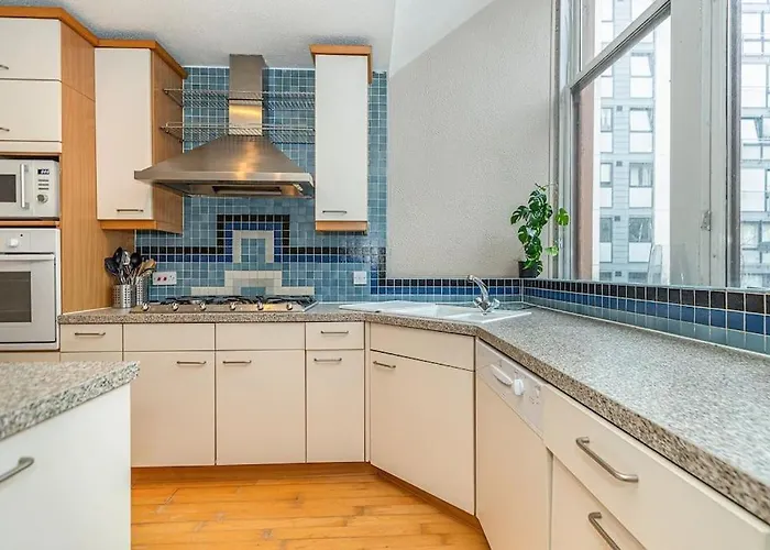 Bright And Duplex In Centre *