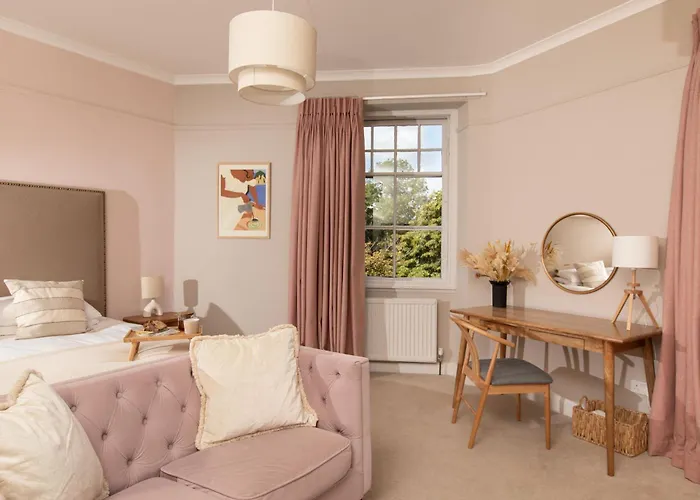 فندق Celentano's Restaurant With 3*