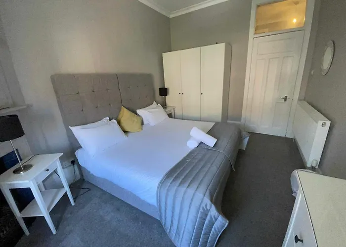 2 Bed West End Apartment Glasgow