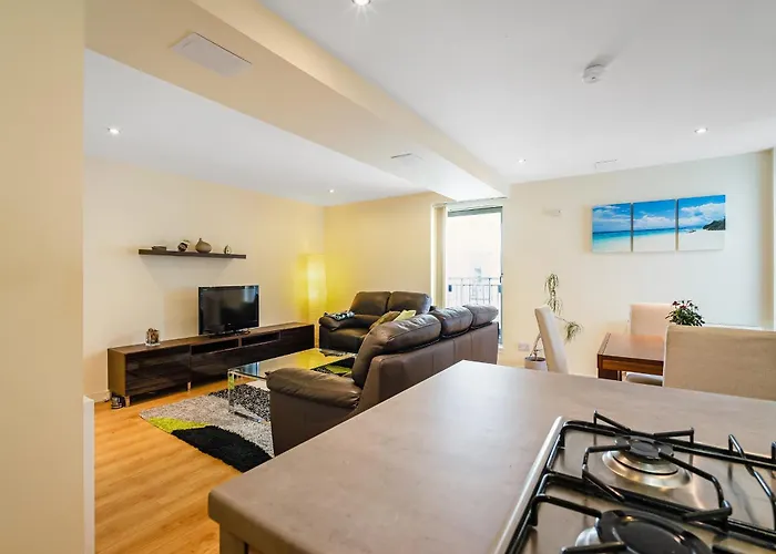 Bell Street Apartment *