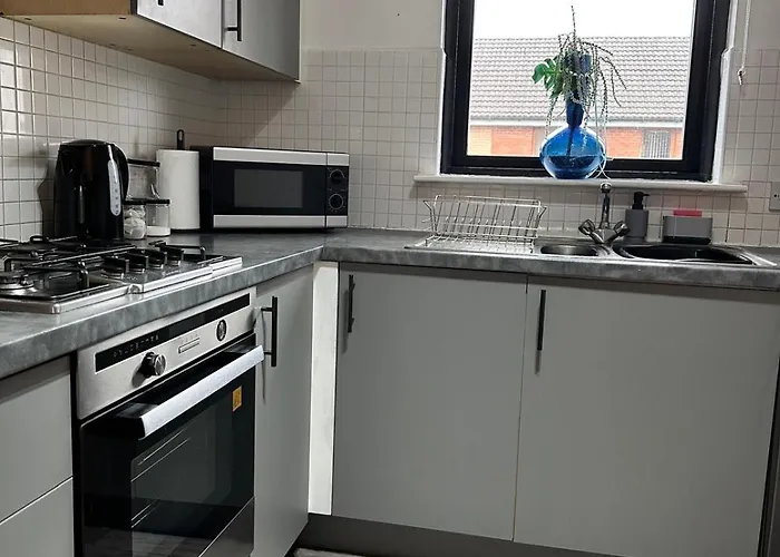2 Bed Entire Upper Flat In Glasgow