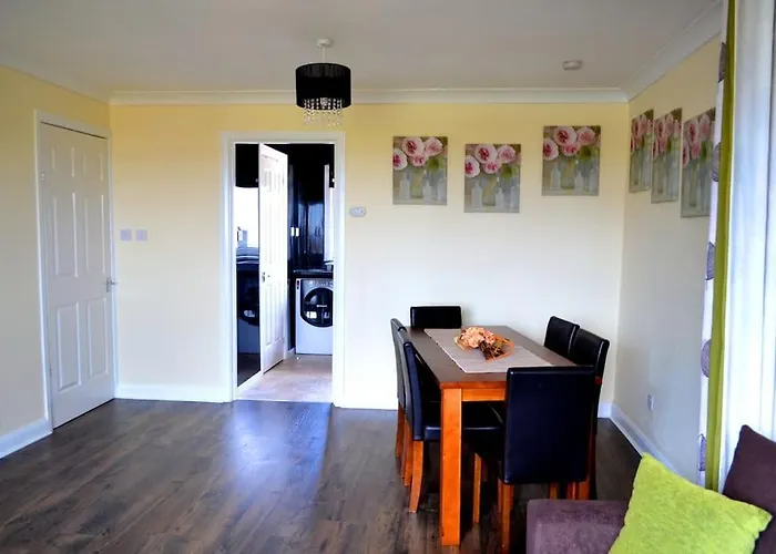 3 Bedroom - Free Parking & Wifi 350mbps * Glasgow