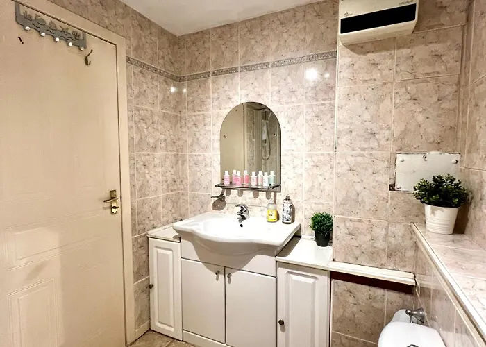 Ground Floor Flat With Free Parking & Wifi *