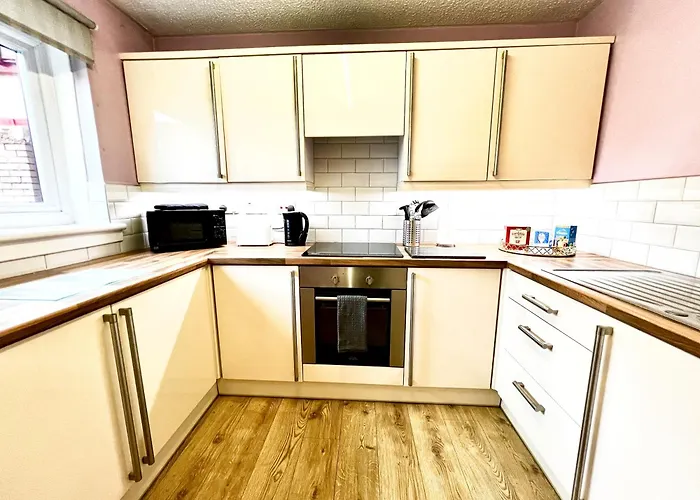 Ground Floor Flat With Free Parking & Wifi Apartment