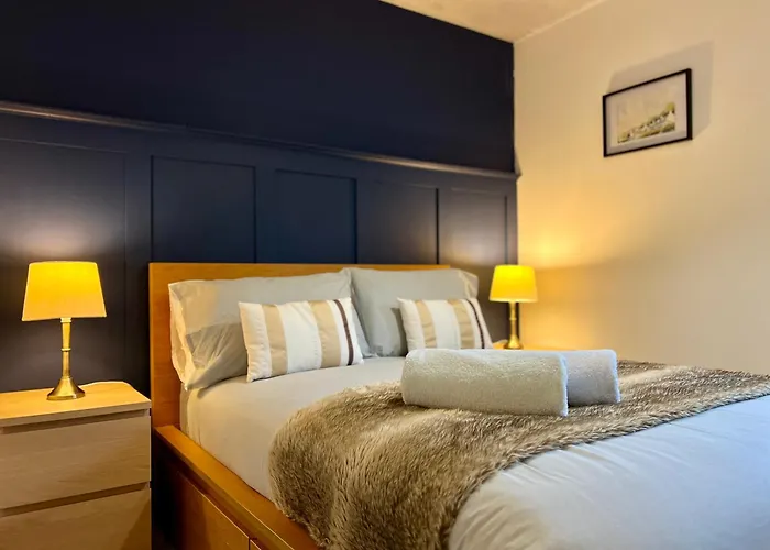 Lejlighed Ground Floor Flat With Free Parking & Wifi *