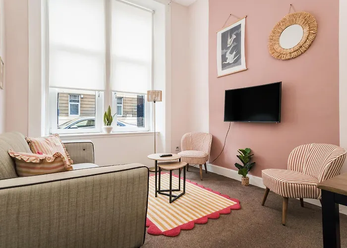 4 Beds - Gateway Getaway With Free Parking Appartement