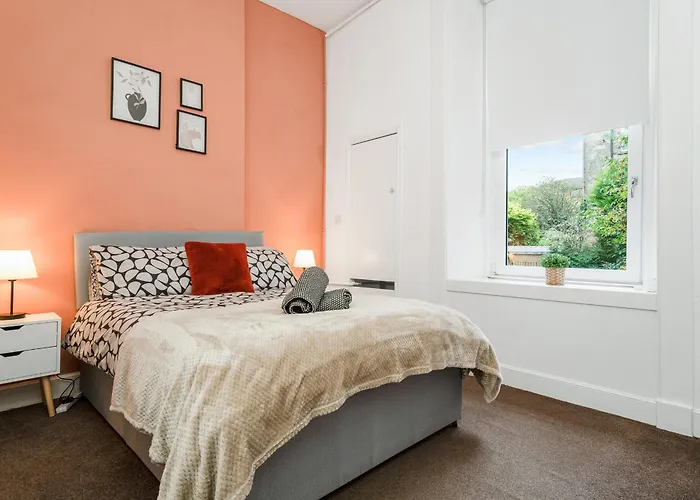 4 Beds - Gateway Getaway With Free Parking Appartement *