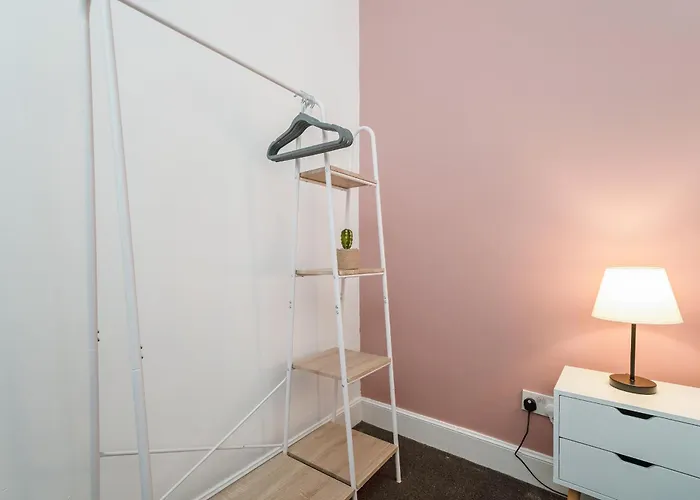 4 Beds - Gateway Getaway With Free Parking Appartement