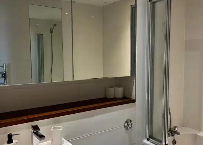 At Harbour With Balcony And River View Глазго