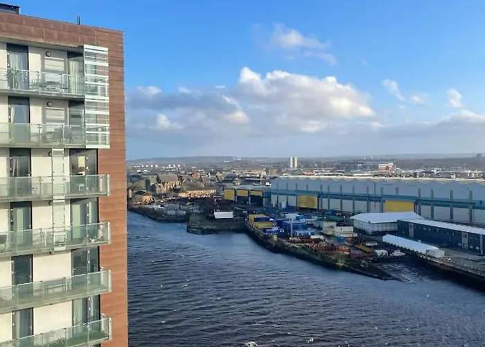 At Harbour With Balcony And River View * Глазго