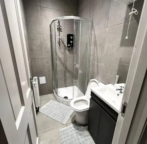 Queens Park Area, Beautiful Vibrant Ground Floor Lovely Apartman *