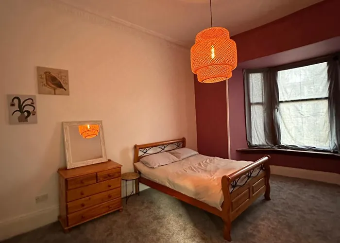 Spacious 5 Bedroom House Close To West End Glasgow