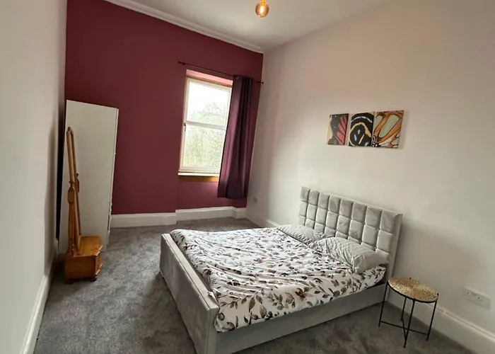 Spacious 5 Bedroom House Close To West End