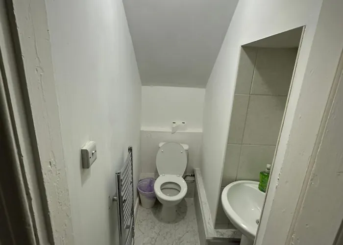 Spacious 5 Bedroom House Close To West End *