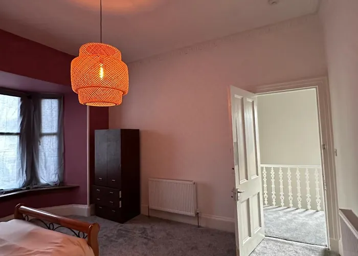 Spacious 5 Bedroom House Close To West End *