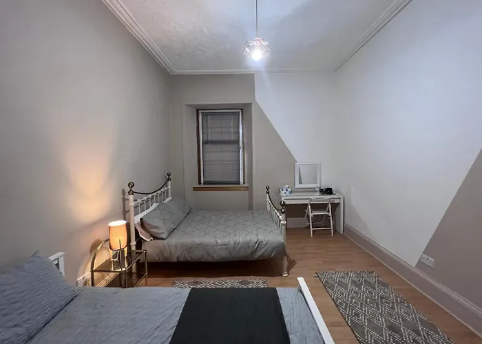 Traditional 5 Bedroom House Free Parking Westend * Глазго