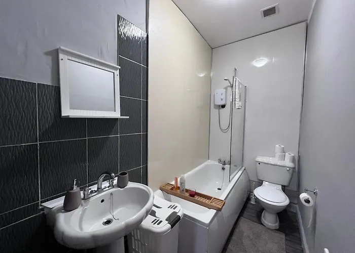 Traditional 5 Bedroom House Free Parking Westend *