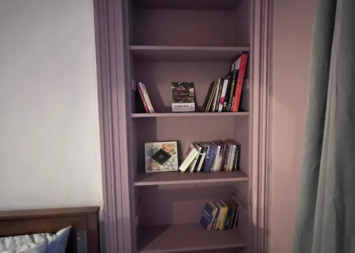 Traditional 5 Bedroom House Free Parking Westend *