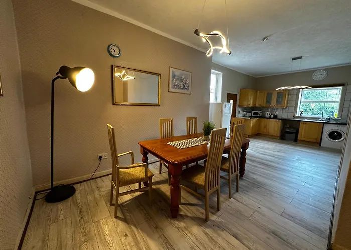 Traditional 5 Bedroom House Free Parking Westend Glasgow