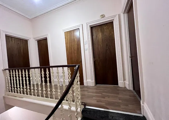 Traditional 5 Bedroom House Free Parking Westend Holiday home *