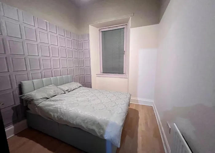 Traditional 5 Bedroom House Free Parking Westend