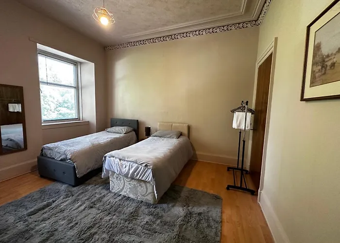 Traditional 5 Bedroom House Free Parking Westend Дом отдыха