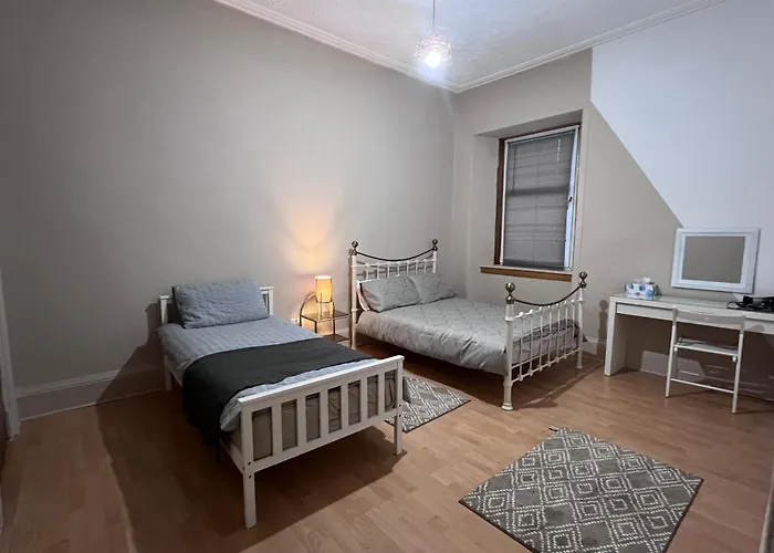 Traditional 5 Bedroom House Free Parking Westend Глазго