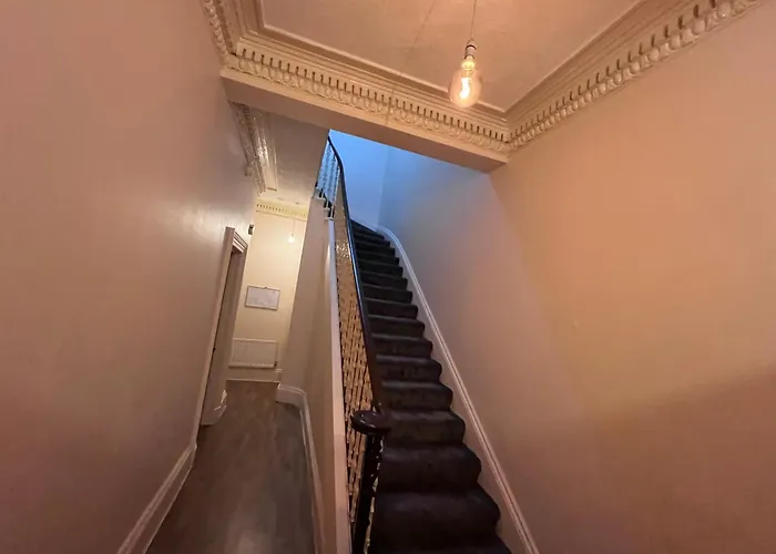 Traditional 5 Bedroom House Free Parking Westend * Glasgow