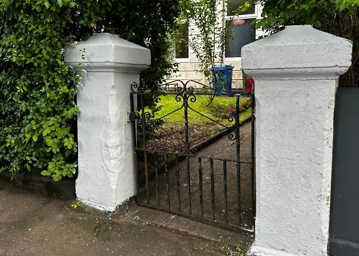 Traditional 5 Bedroom House Free Parking Westend Дом отдыха