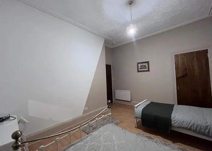 Holiday home Traditional 5 Bedroom House Free Parking Westend