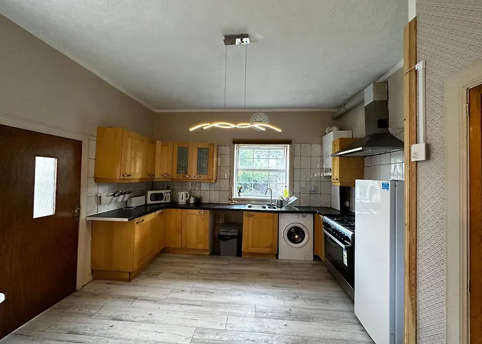 Traditional 5 Bedroom House Free Parking Westend Glasgow
