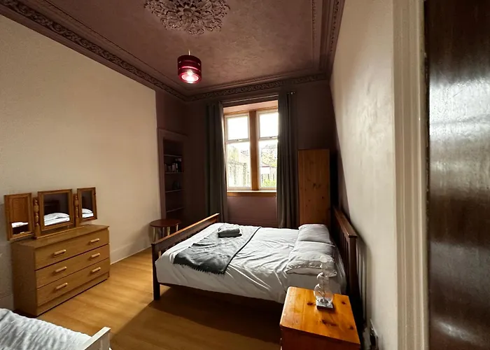 Traditional 5 Bedroom House Free Parking Westend Holiday home *