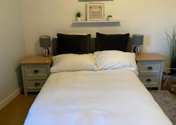 Metropolitan Nest - Easy Walk To Hydro & Secc Center Apartment