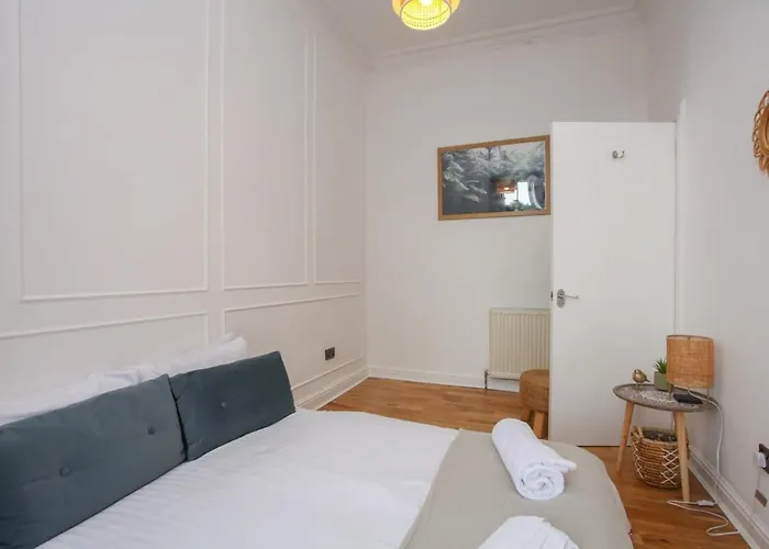 Lovely Spacious 2 Bed Flat * Glasgow