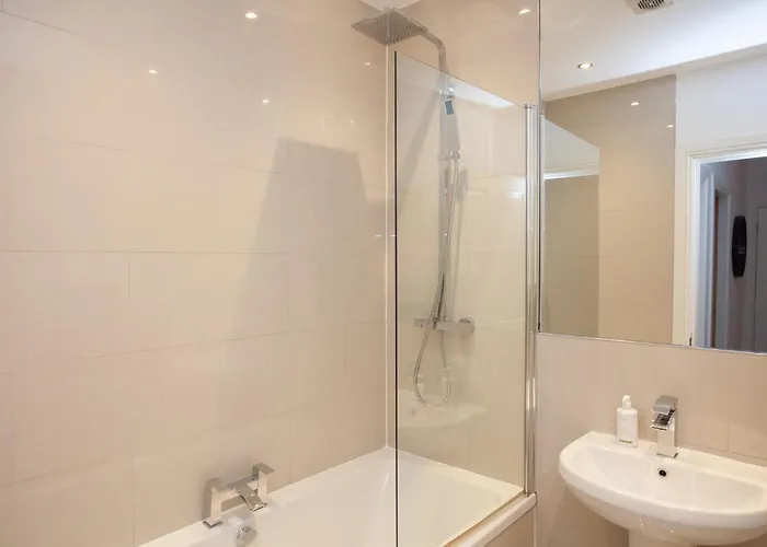 Дом отдыха Charming Sandstone-basement In West End *