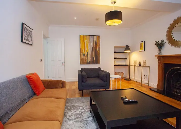 Дом отдыха Charming Sandstone-basement In West End *