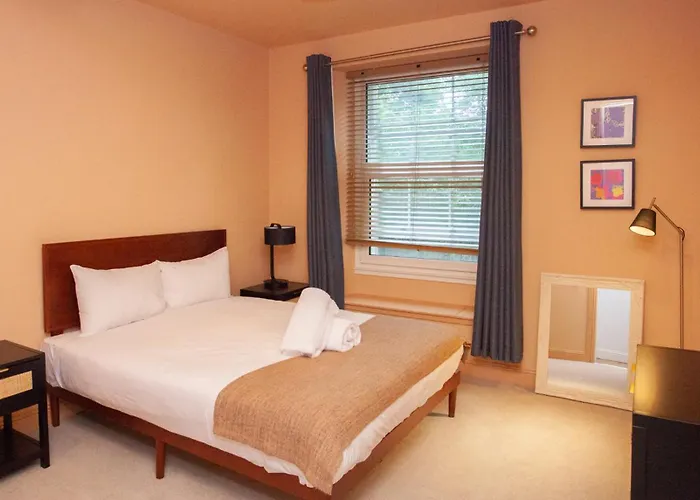 Casa vacanze Charming Sandstone-basement In West End *