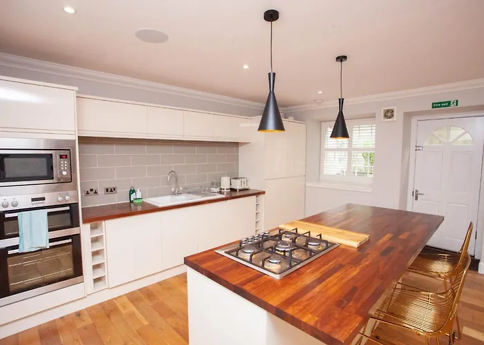 Charming Sandstone-basement In West End