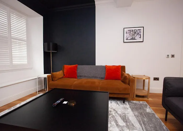 Charming Sandstone-basement In West End *