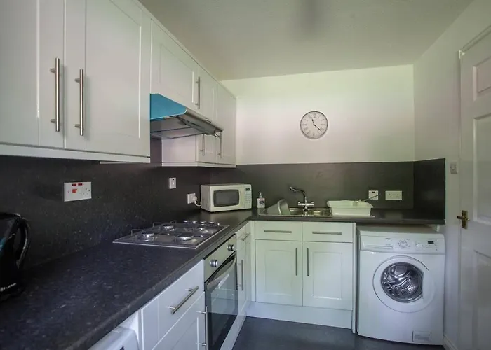 Homely Flat Close To Centre With Free Parking Lägenhet