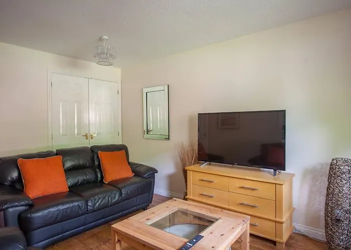 Homely Flat Close To Centre With Free Parking *