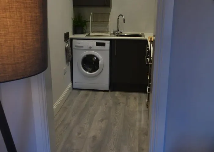 2 Bedroom Oasis In Centre *