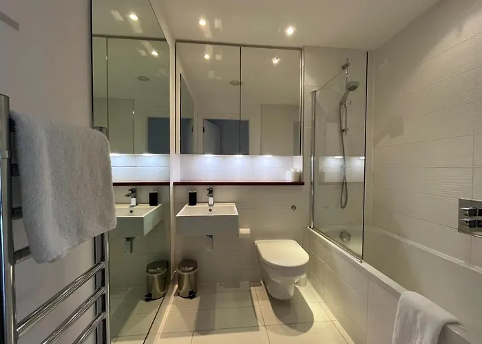 Stylish Newly Decorated 2 Bed *